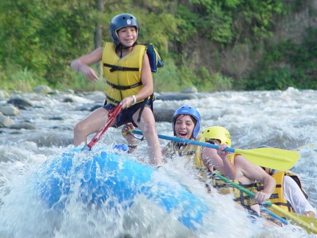  Kind beim Rafting 